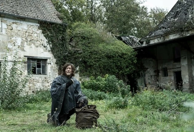 Кадр из 1 сезона сериала Ходячие мертвецы Дэрил Диксон